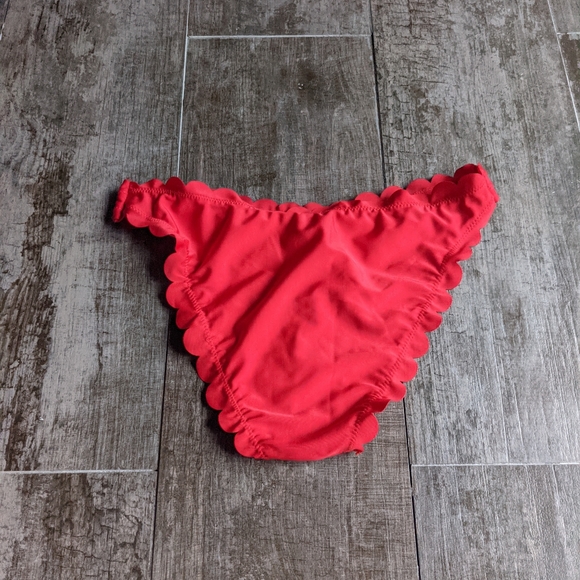 PRETTYLITTLE THING Scallop Brief Bikini Bottom - Picture 2 of 4